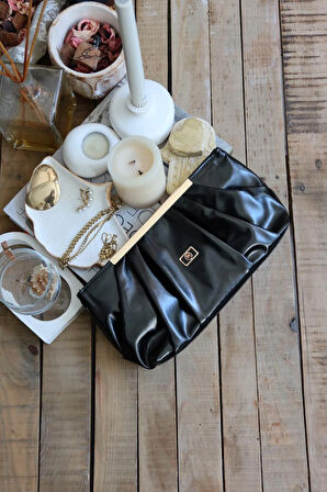 siyah metal aksesuarlı büzgülü el çantası