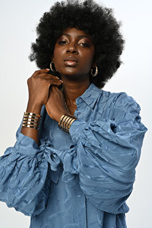 KADIN DESENLİ KOLLARI BAĞLAMALI OVERSİZE KESİM GÖMLEK