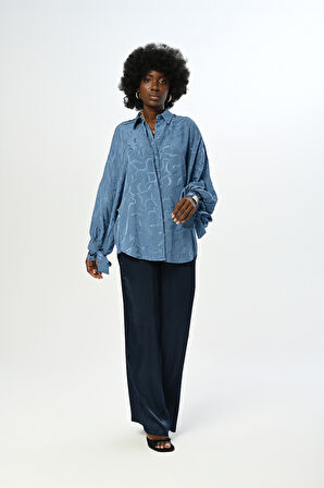 KADIN DESENLİ KOLLARI BAĞLAMALI OVERSİZE KESİM GÖMLEK