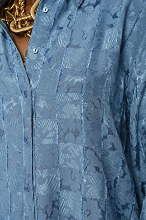 KADIN İNDİGO MAVİSİ KARIŞIK DESENLİ OVERSİZE KESİM GÖMLEK