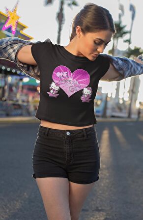 One Less Lonely Girl Yazılı Crop Top, Hello Kitty Baskılı Crop Bluz