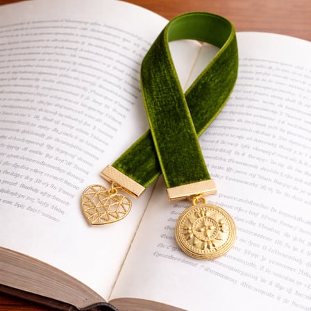 💚 Velvet Heart – Yeşil Kadife Kurdele Kalp Detaylı Kitap Ayracı
