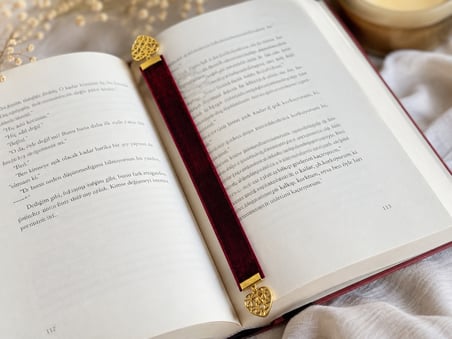Hanori Accessory Bordo Kadife Kurdele Kitap Ayracı – Altın Renk Kalp Detaylı