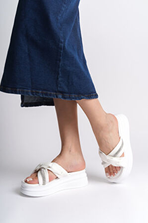 CLARA Düz Topuklu Kurdele Desenli Taşlı Kalın ve Ortopedik Taban Kadın Terlik  CBT - Beyaz