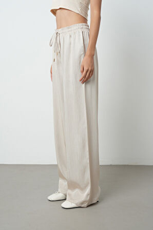 Kadın Bej Renk İnce Desenli Bol Paça Beli Lastikli Pantolon