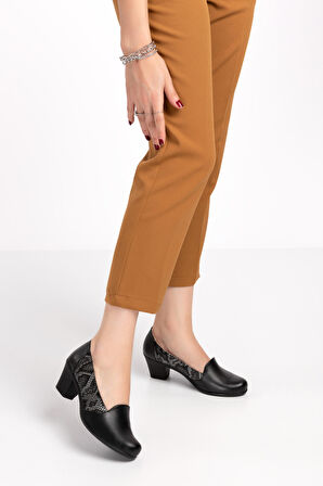 Gondol Kadın Hakiki Deri Yuvarlak Burun Yılan Detaylı Topuklu Ayakkabı vdt.155