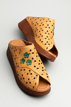 Gondol Hakiki Deri Çiçek Detaylı Dekolte Terlik mlk.5803 - Hardal - 40