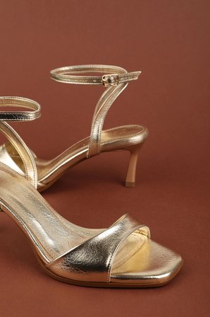 Gondol Kadın İnce Topuklu Zarif Tek Bant Stiletto Ayakkabı mad.610 Gold