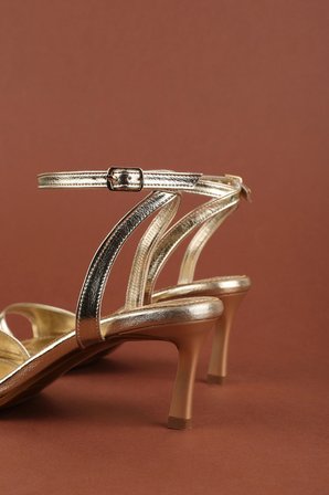 Gondol Kadın İnce Topuklu Zarif Tek Bant Stiletto Ayakkabı mad.610 Gold