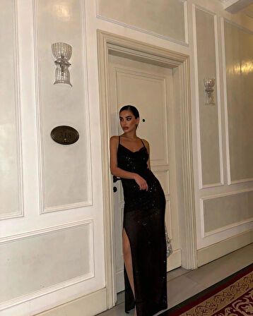 Siyah Yırtmaçlı Pulpayetli Elbise