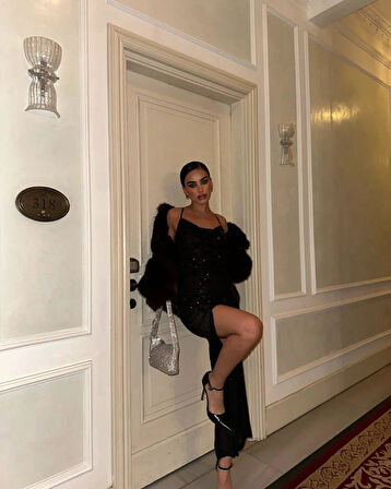 Siyah Yırtmaçlı Pulpayetli Elbise