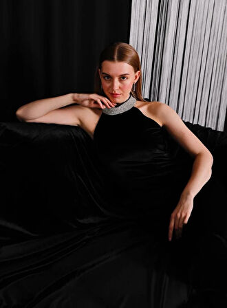 Taş Detaylı Siyah Kadife Elbise 