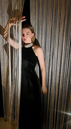 Taş Detaylı Siyah Kadife Elbise 