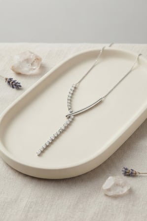 Pirinç Gümüş Renk Zirkon Taşlı Asimetrik Bar Model Kadın Kolye