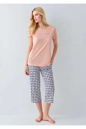 Kadın Somon Yazılı Kısa Kollu Kapri Pijama Takımı - Desenli Alt Ev Giyimi
