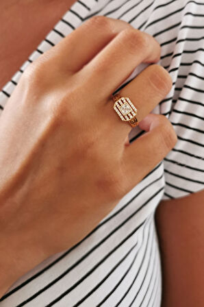 Kare Taşlı Altın Tasarım Yüzük