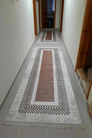 Yolluk Halı – Kaymaz Tabanlı, Yıkanabilir, Yumuşak Dokulu, Şık ve Dayanıklı Tasarım (bade k