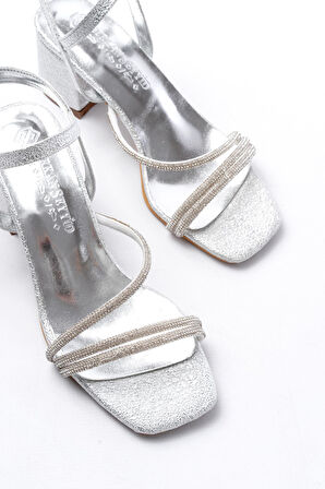 Gümüş Bantlı Taşlı Kalın Şeffaf Topuklu Kadın Ayakkabı
