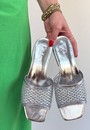 Ortu Gümüş Cilt İşlemeli Terlik