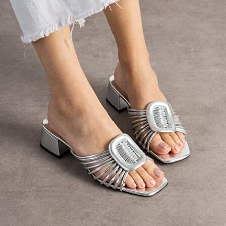 Anca Gümüş Rugan Topuklu Terlik