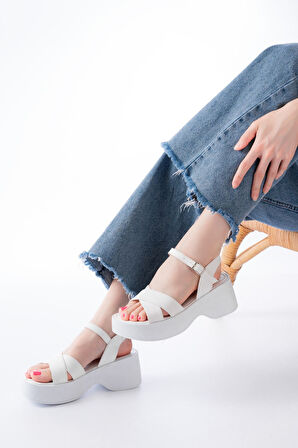 24414-1005 Beyaz Günlük Çapraz Dolgu Topuk Kadın Sandalet