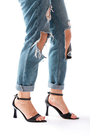 718 Siyah Cilt Sivri Burunlu Topuklu Bilekten Bağlamalı Kadın Ayakkabı