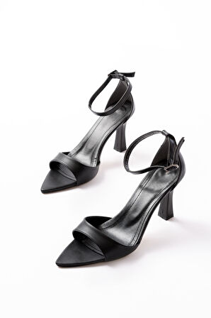 718 Siyah Cilt Sivri Burunlu Topuklu Bilekten Bağlamalı Kadın Ayakkabı