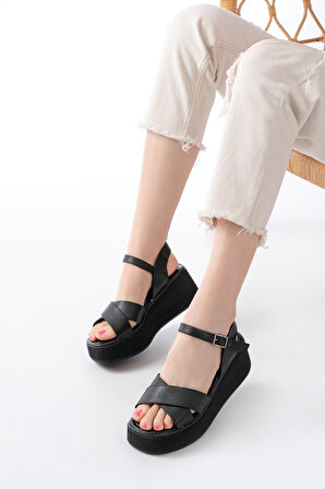 1024 Siyah Dolgu Topuk Çapraz Tokalı Ortopedik Taban Kadın Sandalet