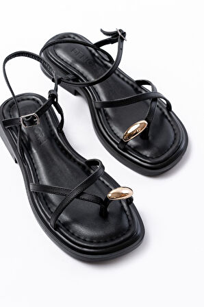 S-101 Siyah Parmak Arası Taş Detaylı Günlük Kadın Sandalet