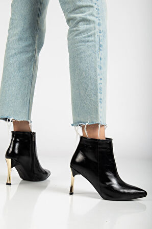 Kadın Siyah Kırışık Rugan Sivri Burun Kısa Boy İnce Topuklu Bot