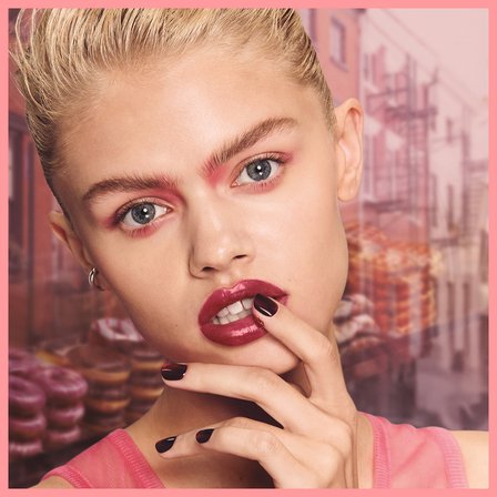 Maybelline New York Lifter Glaze Shea Yağı ve Hyalüronik Asit İçeren Nemlendirici Renkli Dudak Balmı - 13 Raspberry