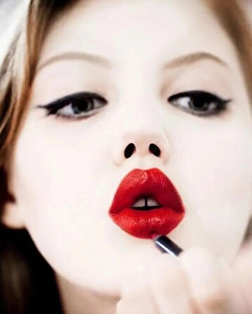 Oriflame Pure Colour Intense Lipstick ( Radiant Red)