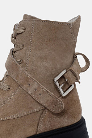 Hank Kadın Bej Gerçek Süet Deri Tokalı Postal Bot