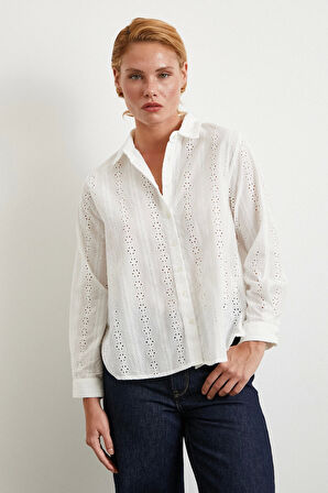 Fisto İşlemeli Gömlek Beyaz