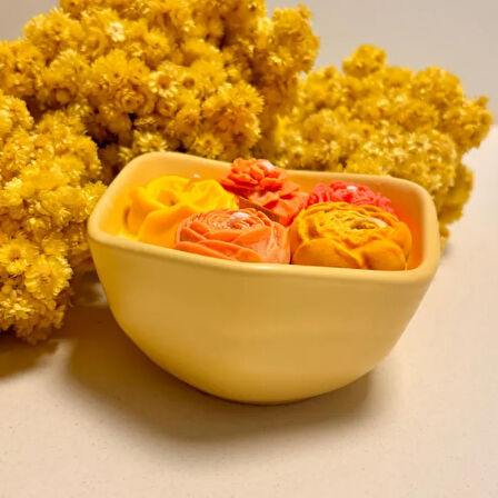 Uretti - Zekiye 1389 - El Yapımı Gül Desenli Ahşap Fitilli Kokulu Soya Mum 10cm - Beyaz