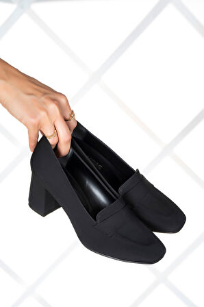 Della Siyah Krep Kalın Topuklu Ayakkabı