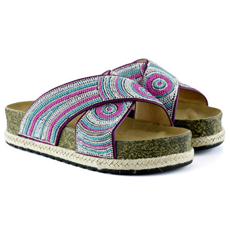 Pembe Turkuaz Boncuklu Çapraz Bantlı Kristal Taşlı Hasır Detaylı Mantar Taban Görünümlü Terli