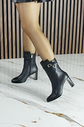 Siyah Hakiki Dana Derisi Tokalı Fermuarlı Sivri Burun Kalın Topuklu Günlük Yarım Çizme