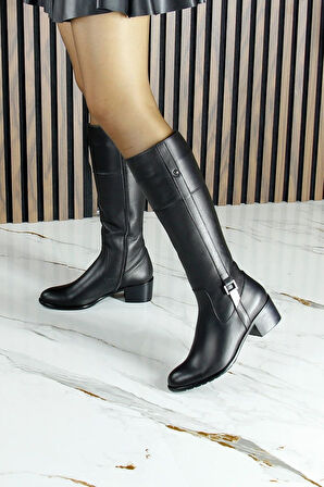 Siyah Hakiki Dana Derisi Metal Aksesuarlı Fermuarlı Yuvarlak Burun Kalın Topuklu Çizme