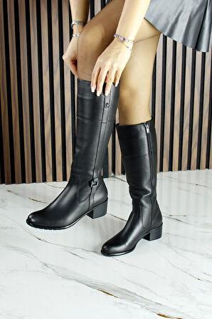 Siyah Hakiki Dana Derisi Metal Aksesuarlı Fermuarlı Yuvarlak Burun Kalın Topuklu Çizme