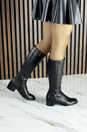 Siyah Hakiki Dana Derisi Metal Aksesuarlı Fermuarlı Yuvarlak Burun Kalın Topuklu Çizme