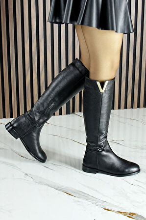 Siyah Hakiki Dana Derisi Metal Aksesuarlı Fermuarlı Yuvarlak Burun Kalın Topuklu Çizme