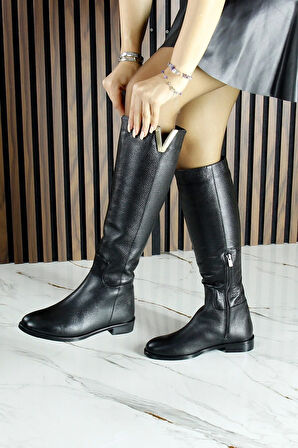 Siyah Hakiki Dana Derisi Metal Aksesuarlı Fermuarlı Yuvarlak Burun Kalın Topuklu Çizme