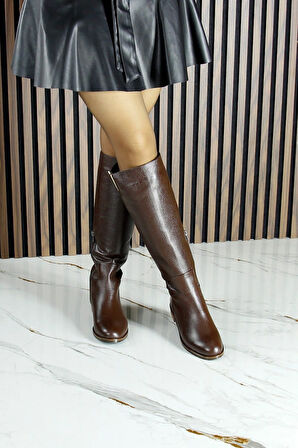 Kahverengi Hakiki Dana Derisi Metal Aksesuarlı Fermuarlı Yuvarlak Burun Kalın Topuklu Çizme