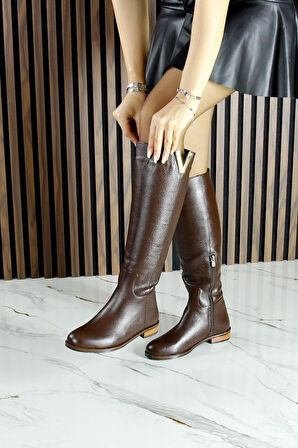 Kahverengi Hakiki Dana Derisi Metal Aksesuarlı Fermuarlı Yuvarlak Burun Kalın Topuklu Çizme