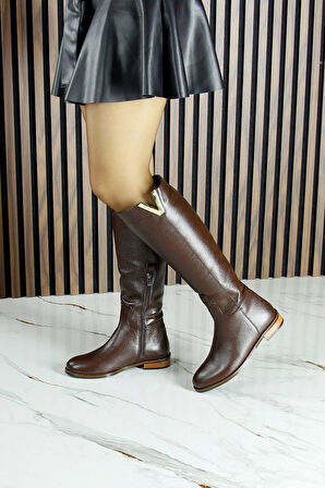 Kahverengi Hakiki Dana Derisi Metal Aksesuarlı Fermuarlı Yuvarlak Burun Kalın Topuklu Çizme