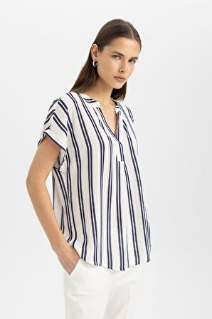 DeFacto Regular Fit Bisiklet Yaka Çizgili Krinkıl Kumaş Kısa Kollu Bluz U5300AZ24SMNV42