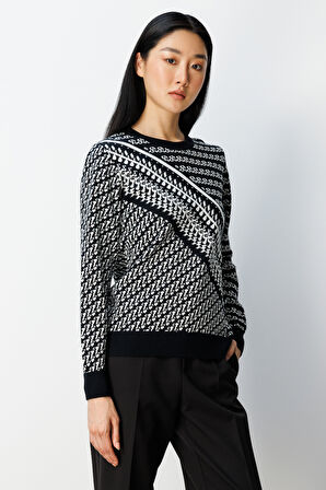 On Kadın Sıfır Yaka Desenli Kazak 65300 Siyah