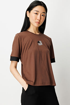 On Kadın Önü Taşlı Sıfır Yaka Bluz 61331 Kahve-Siyah