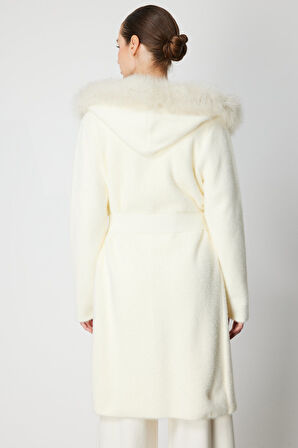 On Kadın Yakası Kürklü Peluş Hırka 63911 Krem